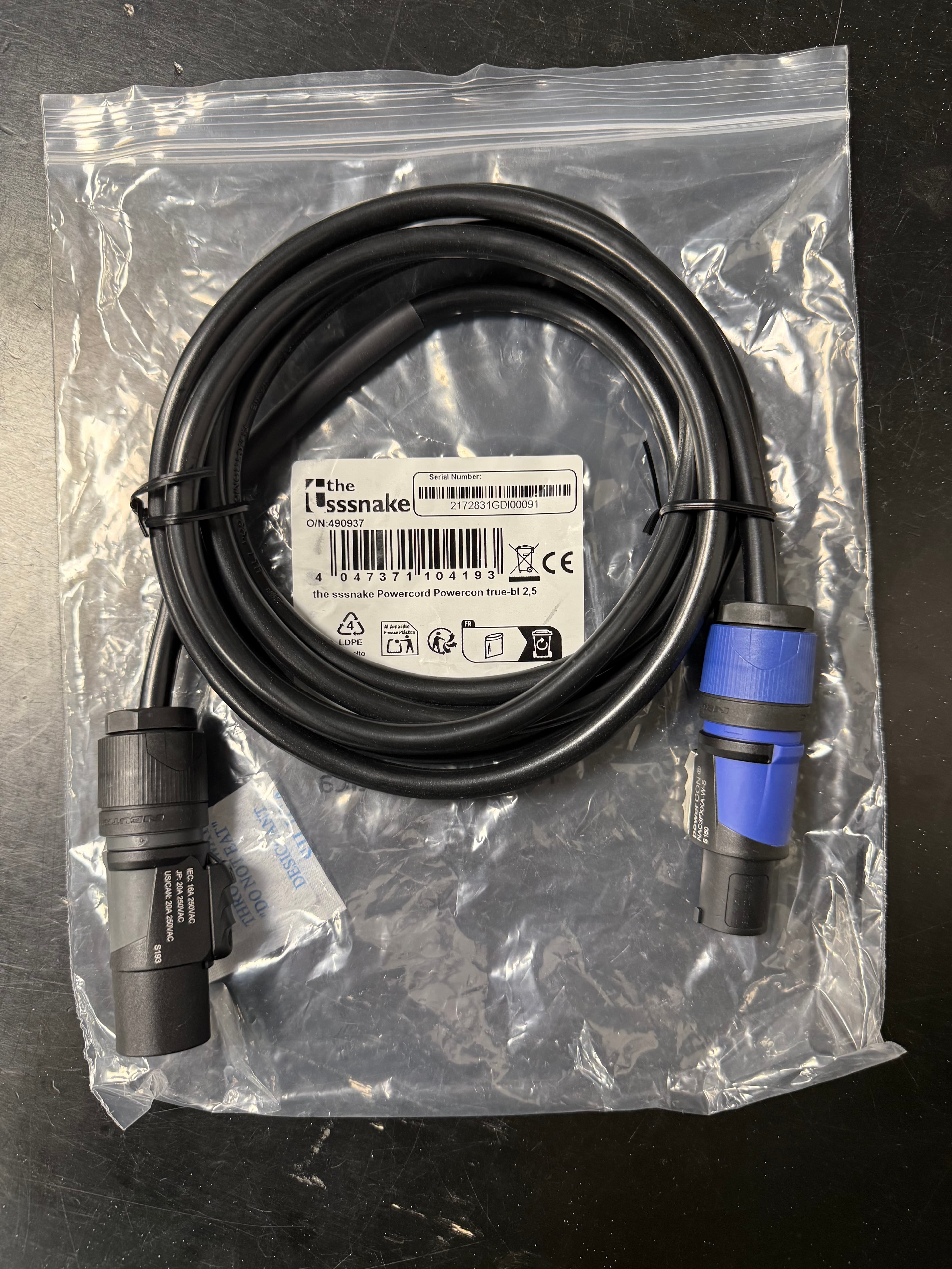 Posten mit 49 neuen 2,5 m PowerCON TRUE1-Kabeln – Neutrik – Lagerabverkauf