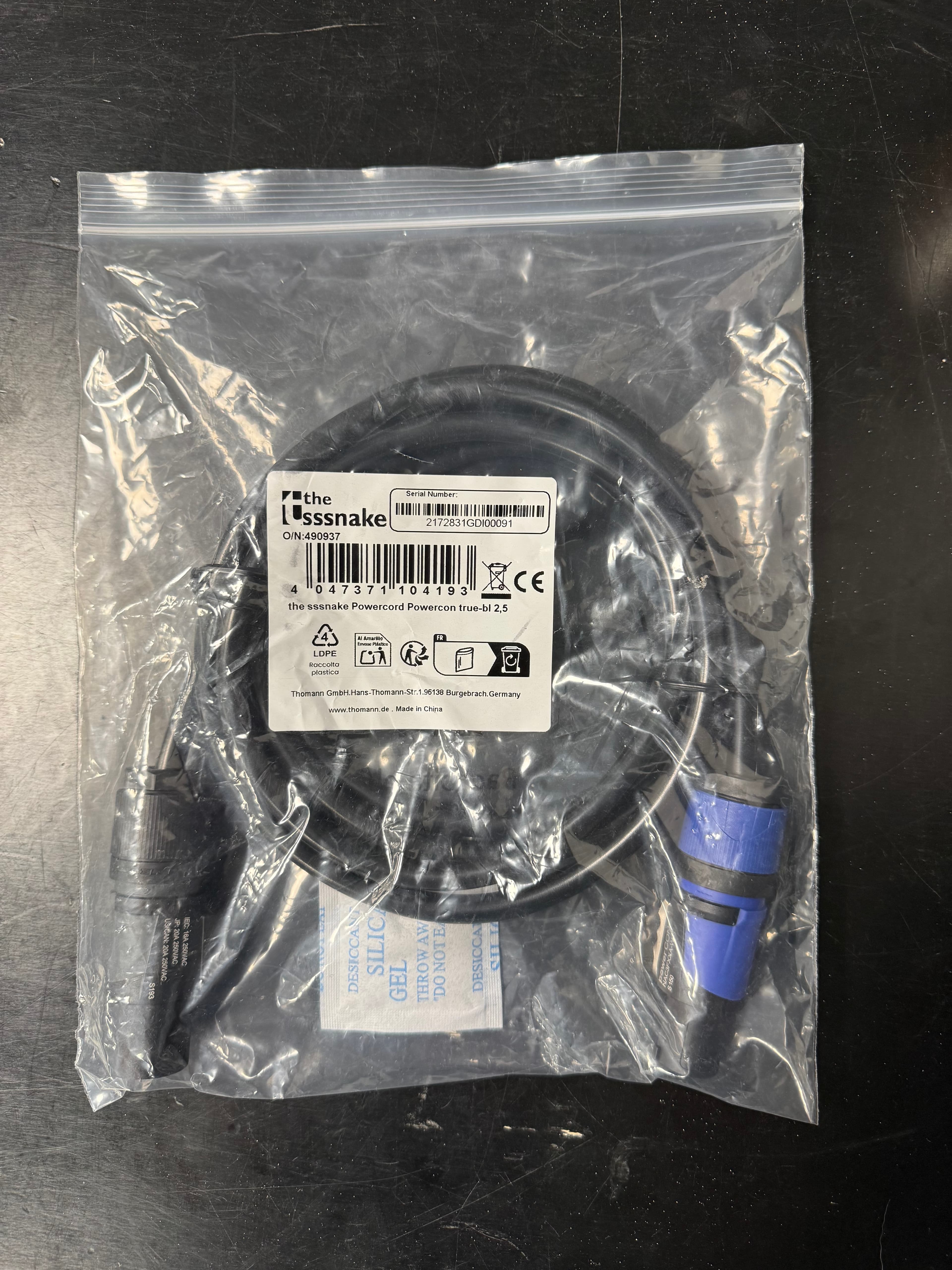 Posten mit 49 neuen 2,5 m PowerCON TRUE1-Kabeln – Neutrik – Lagerabverkauf