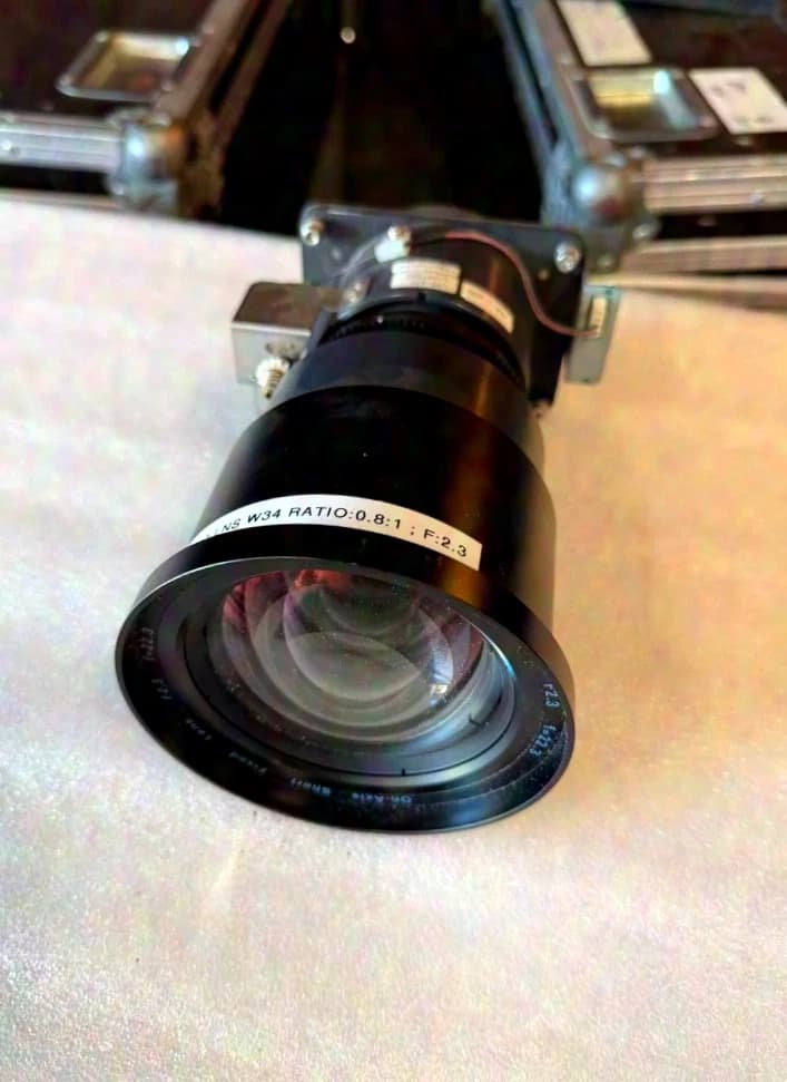 Sanyo LNS W34 Optik 0.8:1