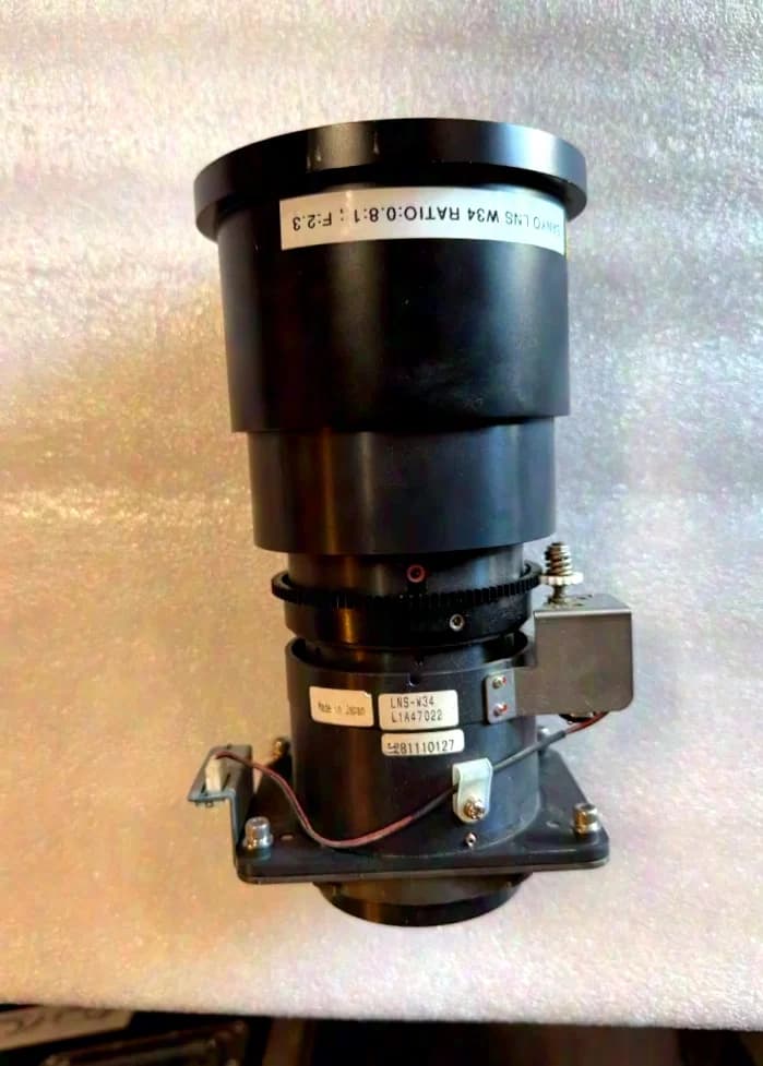 Sanyo LNS W34 Optik 0.8:1