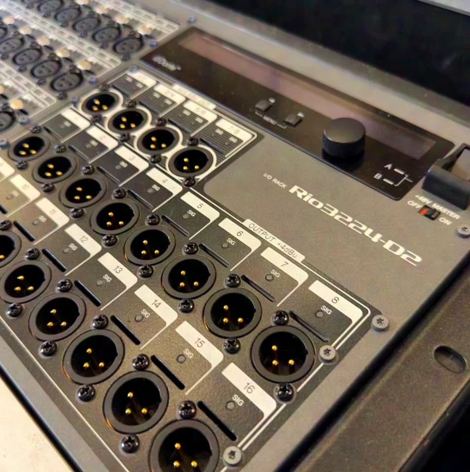 Yamaha Rio3224-D2 im 19"-Rack