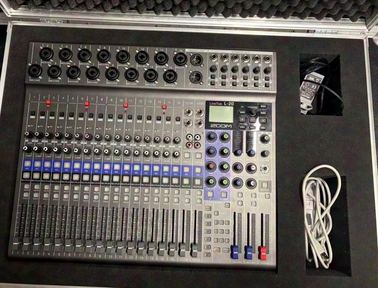 Zoom LiveTrak L-20