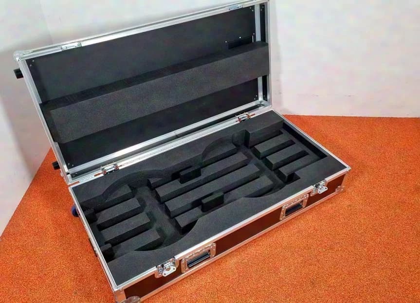 123customized Flightcase Trolley für 4× K&M Roundbase stative (Typ 26735)