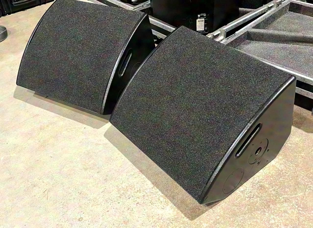 12x d&b audiotechnik MAX15 Monitor – 2 Stück im Flightcase Insgesamt 18 Stück verfügbar, mit 9 Flightcases. 2 Stück im Flightcase Insgesamt 12 Stück verfügbar, mit 6 Flightcases.
