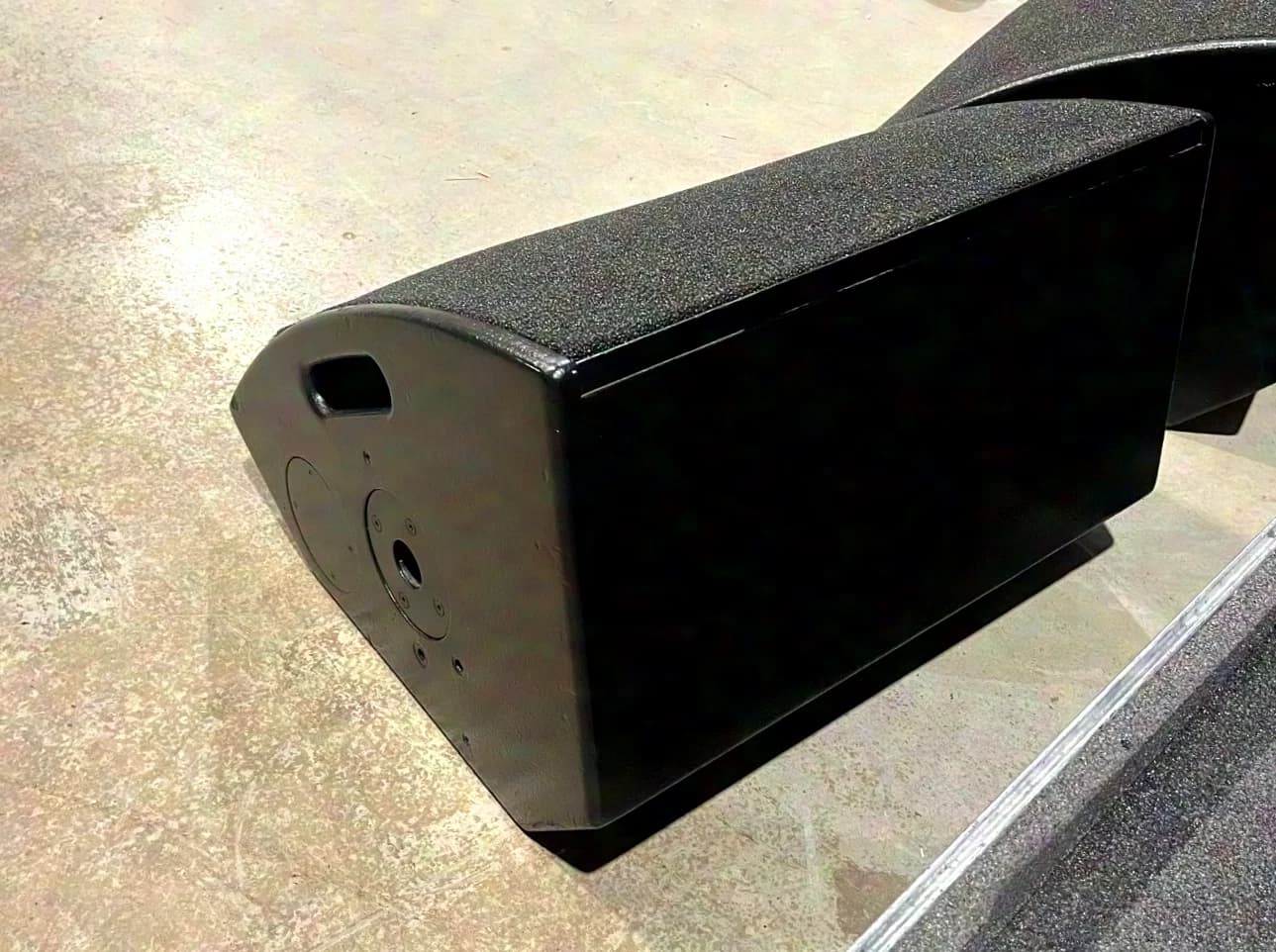 12x d&b audiotechnik MAX15 Monitor – 2 Stück im Flightcase Insgesamt 18 Stück verfügbar, mit 9 Flightcases. 2 Stück im Flightcase Insgesamt 12 Stück verfügbar, mit 6 Flightcases.