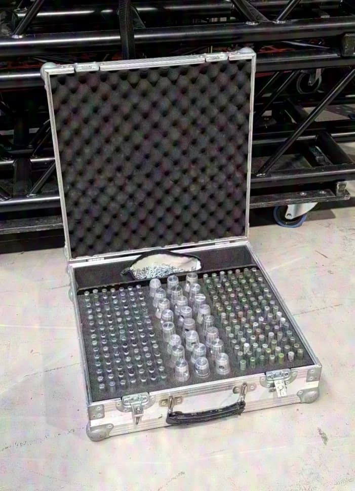 #174 Globaltruss/Eurotruss 210 Bolzen, 24 Konusverbinder und 210 Splinte Set im Flightcase Koffer