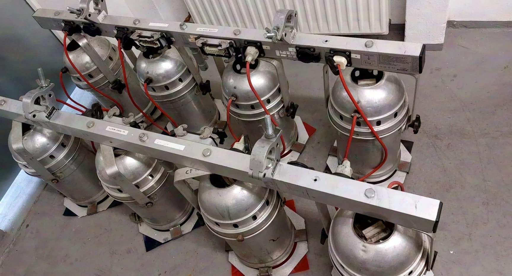 2 Stück 4er Bars mit PAR 64 Scheinwerfer