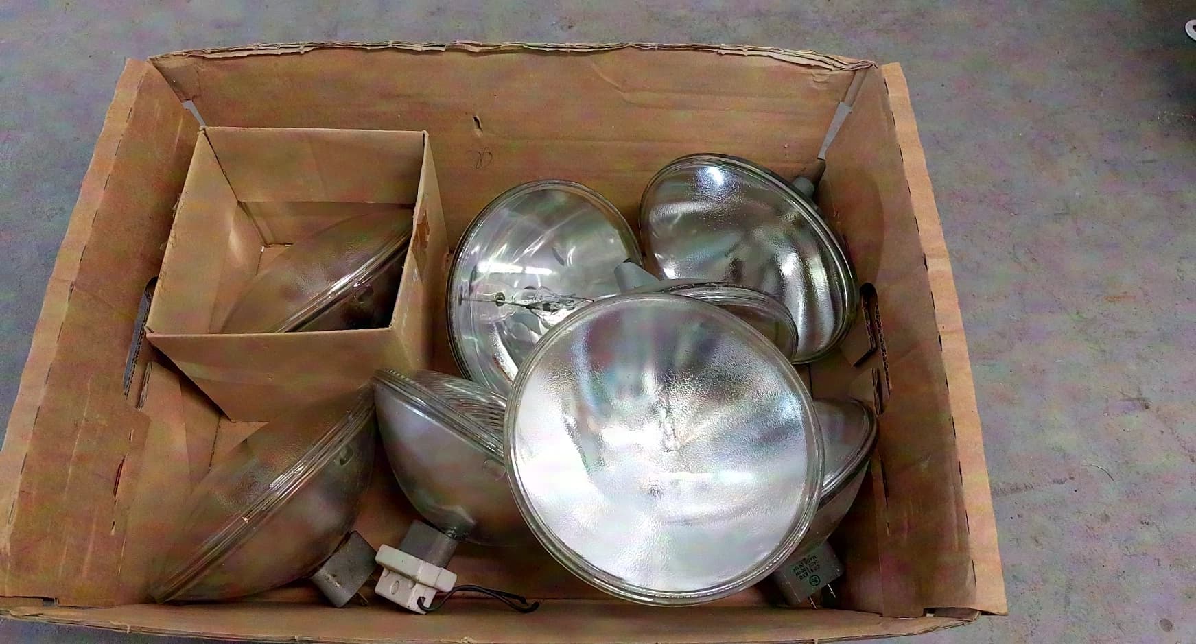 2 Stück 4er Bars mit PAR 64 Scheinwerfer
