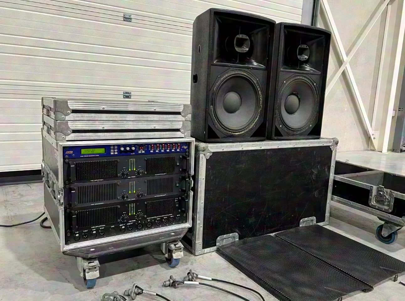 2x Turbosound TCS-612 inkl. XTA / Lab.Gruppen-Endstufenrack