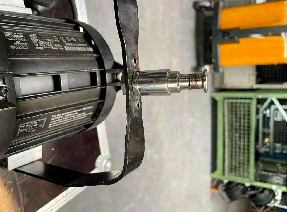 ARRI 650W Stufenlinsenscheinwerfer in schwarz