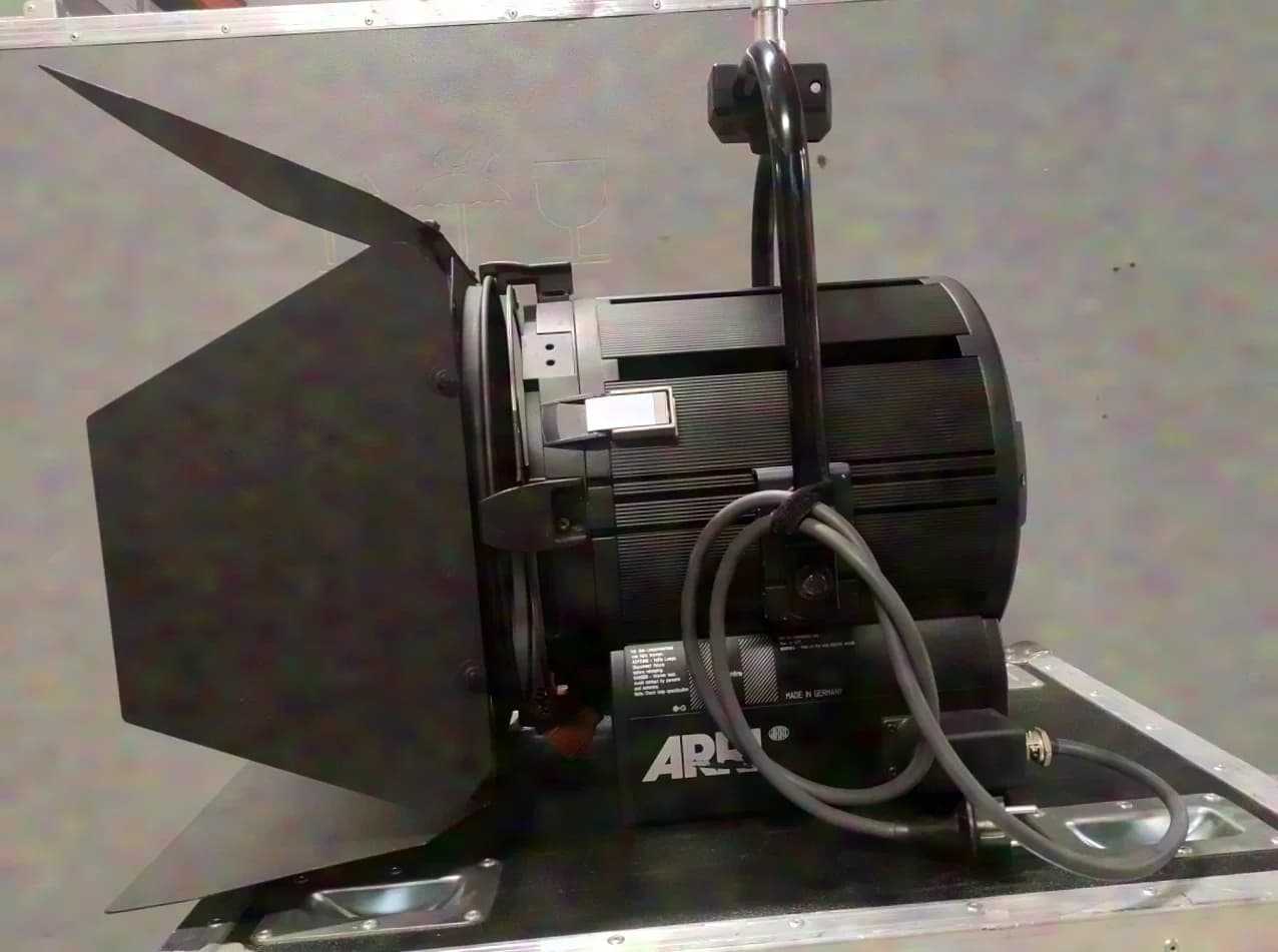 ARRI True Blue ST2/3, P.O. 2 kW Kunstlicht-Stufenlinse schwarz