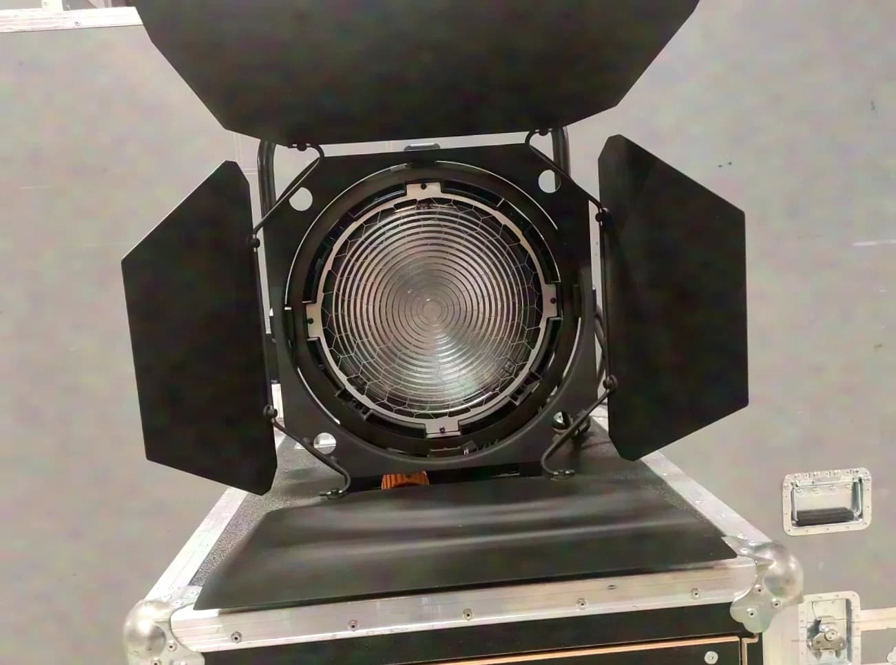 ARRI True Blue ST2/3, P.O. 2 kW Kunstlicht-Stufenlinse schwarz