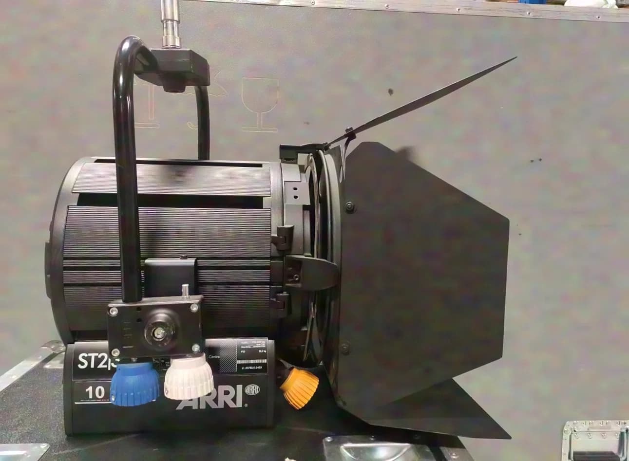 ARRI True Blue ST2/3, P.O. 2 kW Kunstlicht-Stufenlinse schwarz
