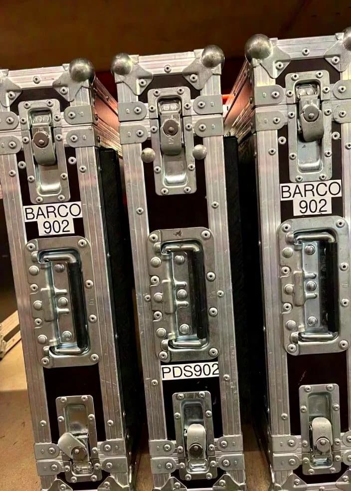 Barco PDS-902 3G Seamless-Switcher mit 2u Flightcase.