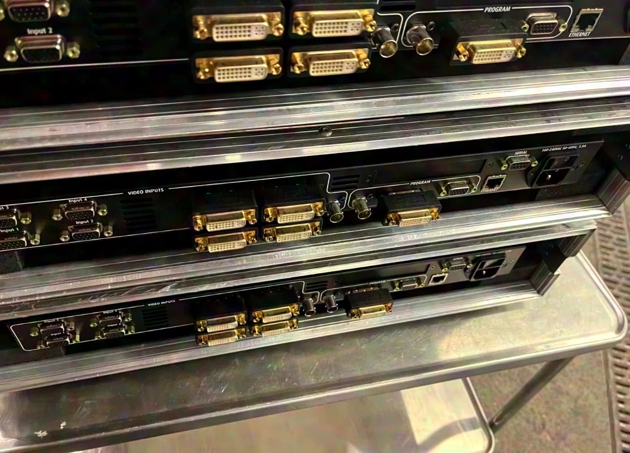 Barco PDS-902 3G Seamless-Switcher mit 2u Flightcase.