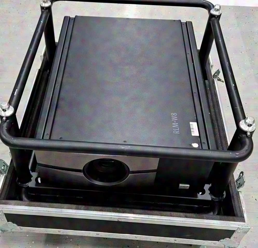 Barco RLM W-8 3 Chip DLP Projektor inkl. Objektive, Case und Zubehör