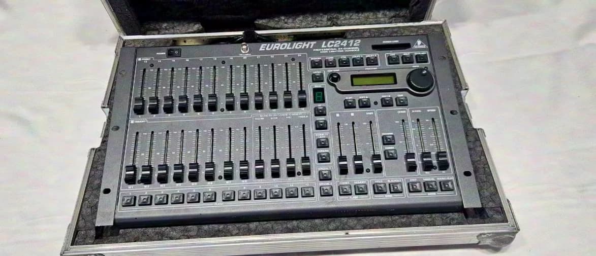 Behringer Eurolight LC2412 (inkl. Koffer-Case)