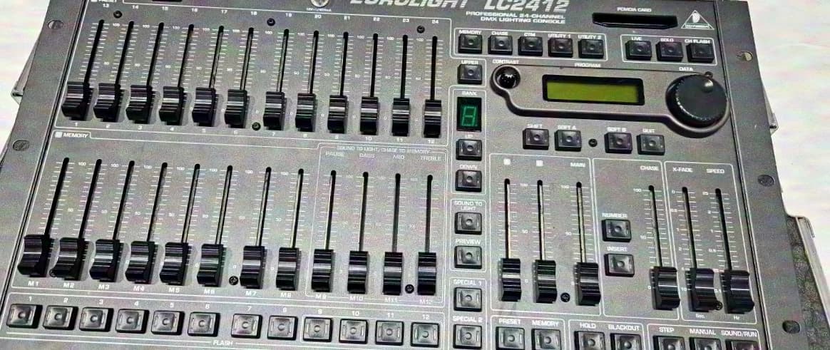 Behringer Eurolight LC2412 (inkl. Koffer-Case)