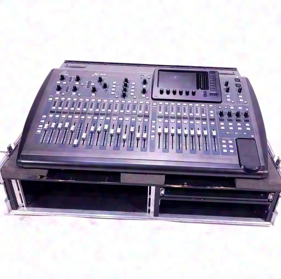 Behringer X 32 Full Size im ML Tourcase