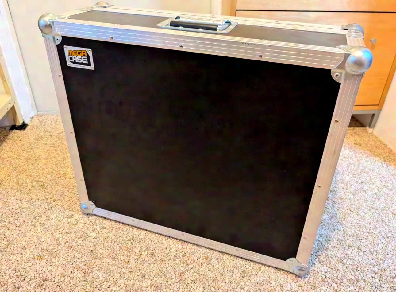 Chamsys MagicQ TourPack mit Touch-PC und MagicQ PC-Wing, sofort einsatzbereit im Mega-Case