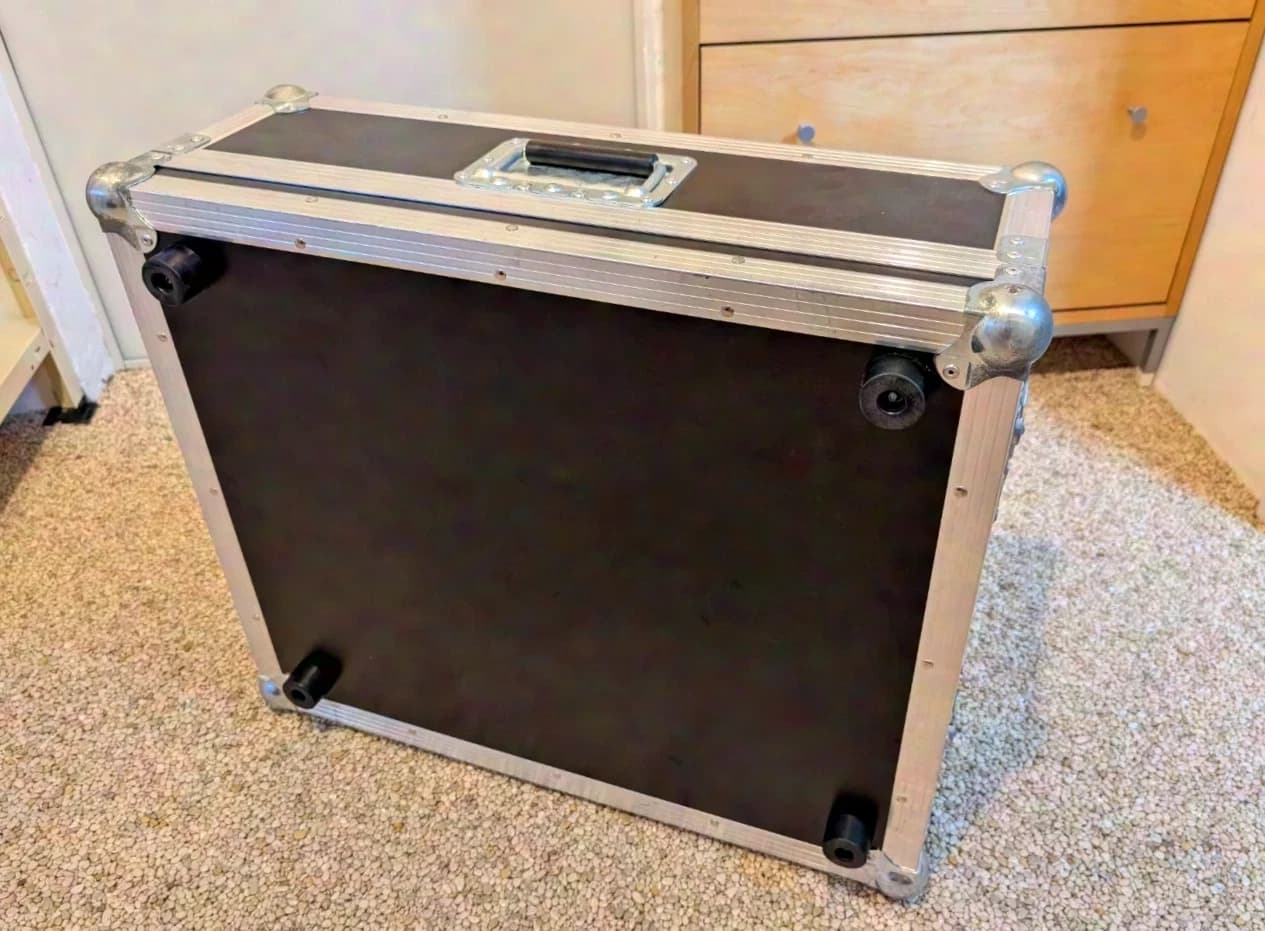 Chamsys MagicQ TourPack mit Touch-PC und MagicQ PC-Wing, sofort einsatzbereit im Mega-Case