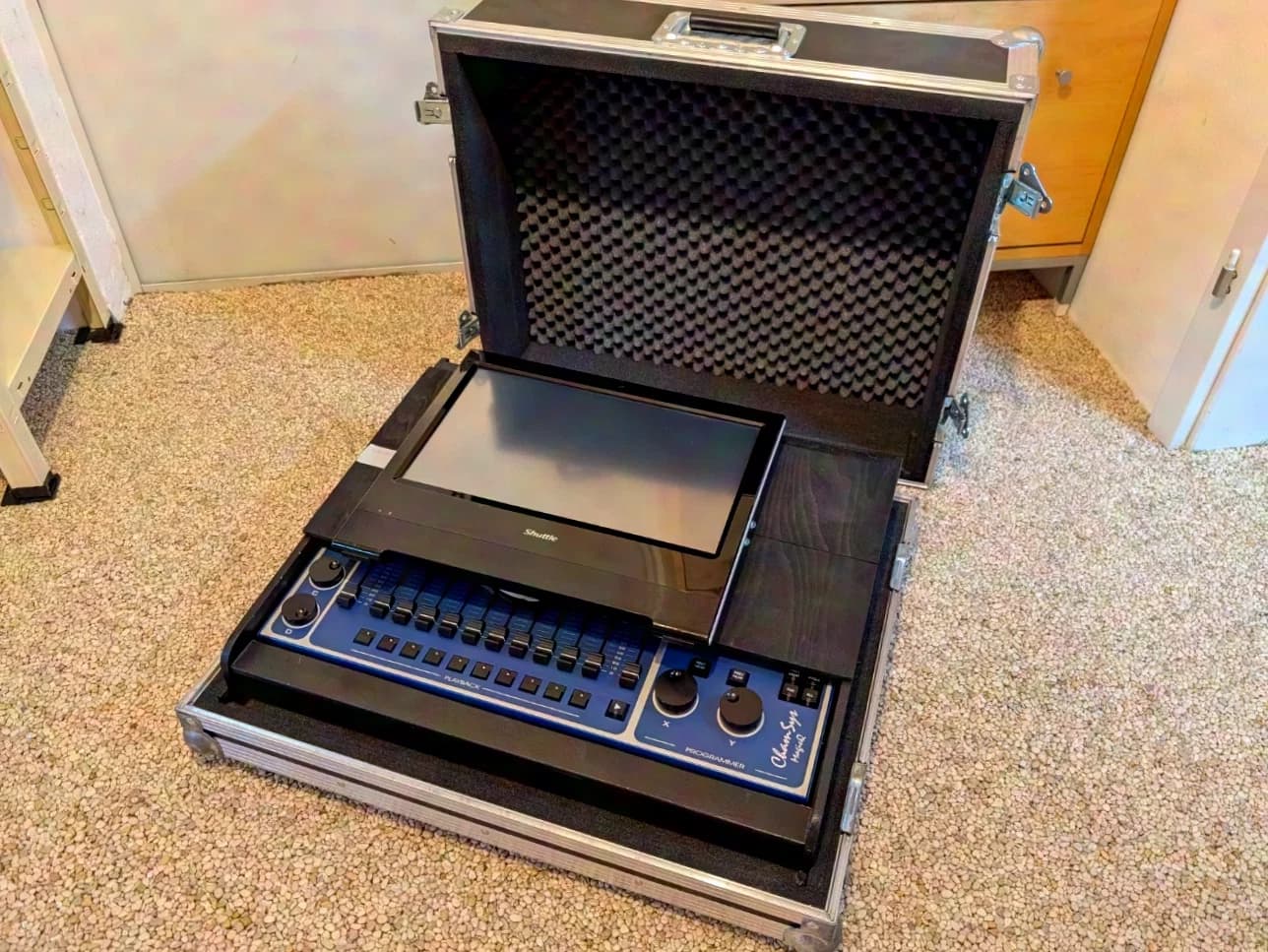 Chamsys MagicQ TourPack mit Touch-PC und MagicQ PC-Wing, sofort einsatzbereit im Mega-Case