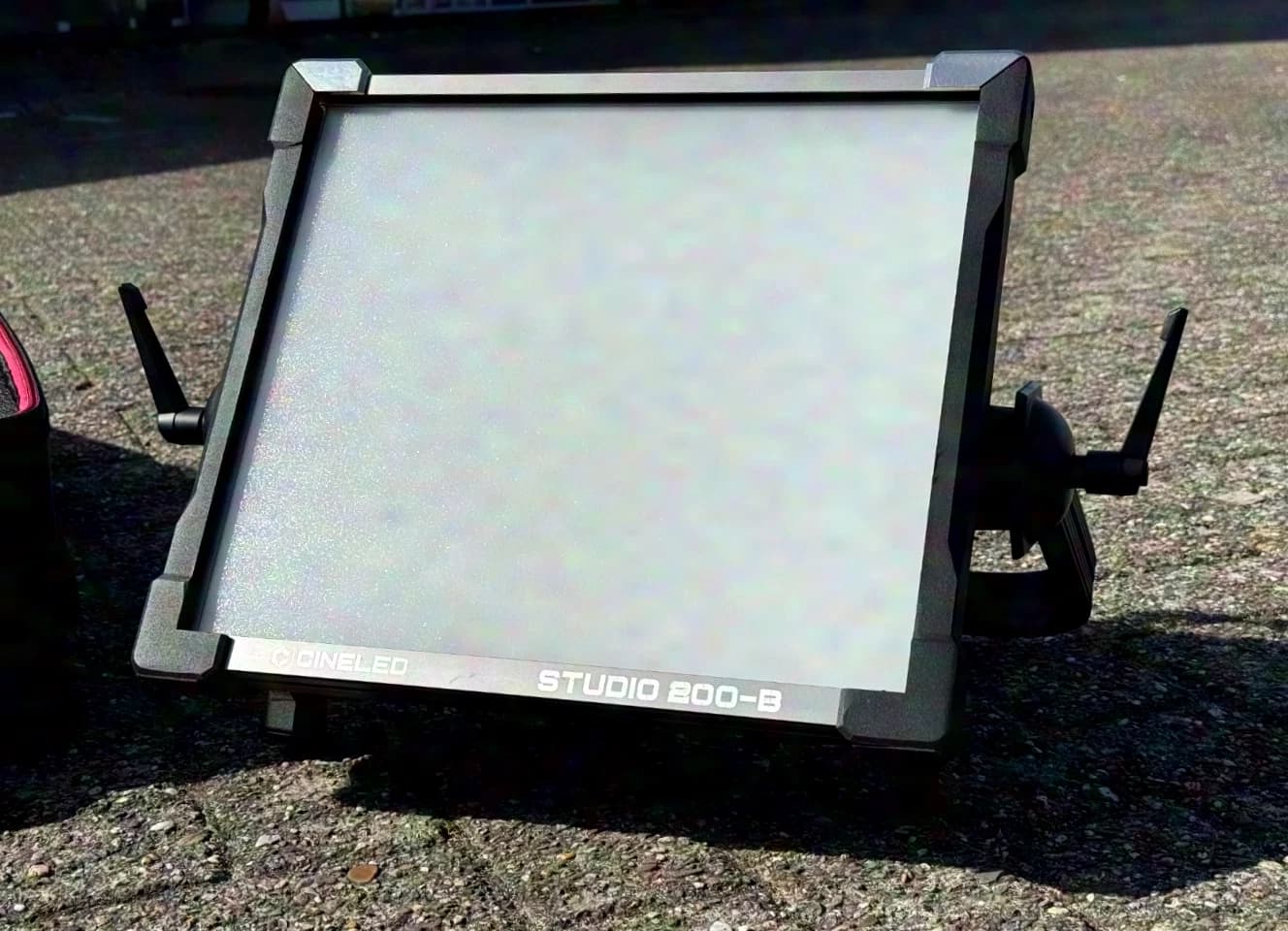 Komplettes LED-Beleuchtungspaket von CineLight und Cameo 4 CineLED S200-B, 4 Thunder Wash 600 und 8 Studio PAR 64