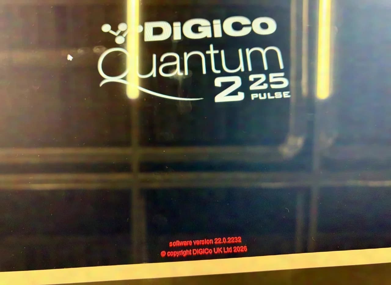 DiGiCo Q225 Pulse mit HMA, Waves I/O + 5starcases + Laptop-/Skriptablage