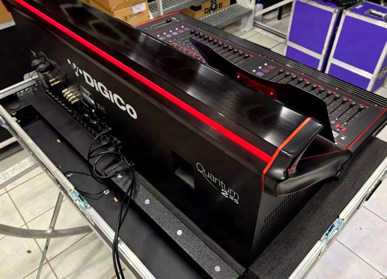 DiGiCo Q225 Pulse mit HMA, Waves I/O + 5starcases + Laptop-/Skriptablage