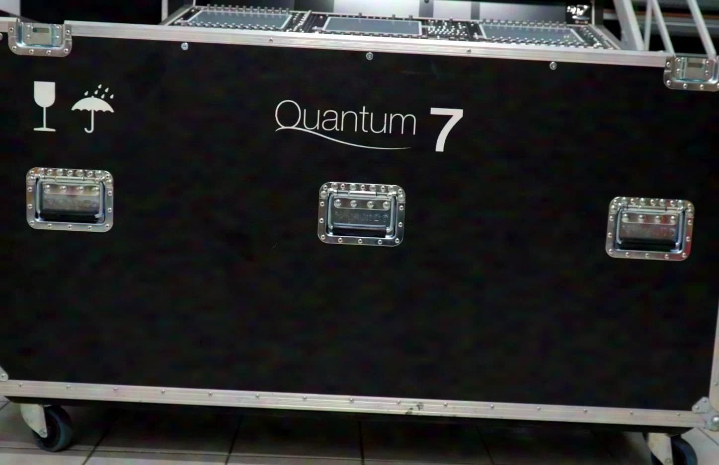 DiGiCo Quantum 7 Oberfläche mit Dual-Engine, HMA und Waves IO