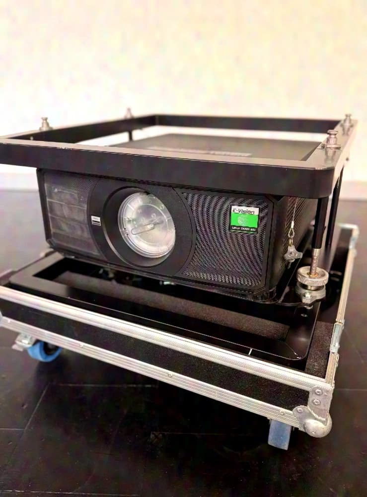 Digital Projection E-Vision 13000 WU inklusive 2 Motorzoom-Optiken + Smart Metals Frame + Case