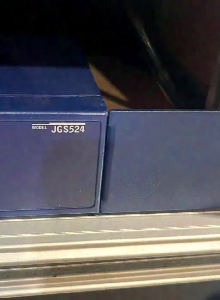 Diverse Netzwerk-Switches, darunter Modelle von Netgear und 3Com. Einige Geräte befinden sich in Flightcases.