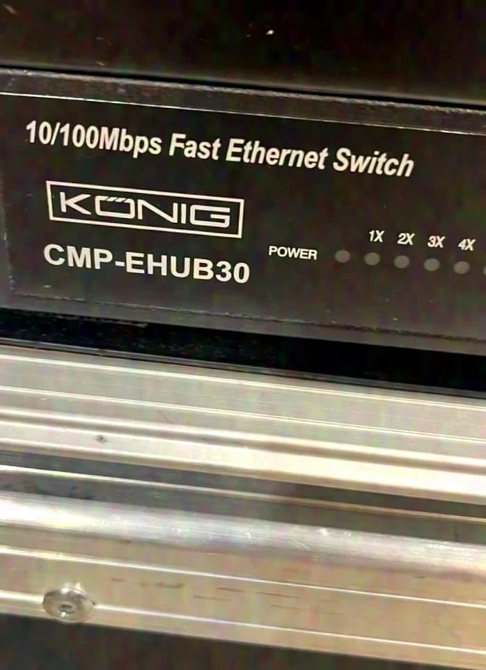 Diverse Netzwerk-Switches, darunter Modelle von Netgear und 3Com. Einige Geräte befinden sich in Flightcases.