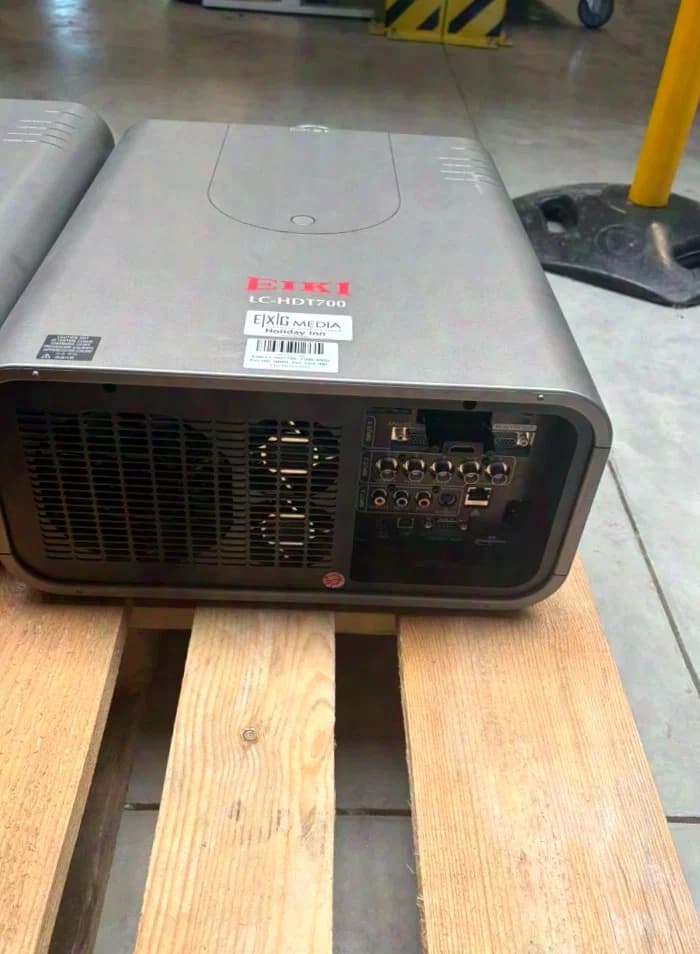 EIKI LC-HDT700 inkl. EIKI 7000 Standard Zoom
