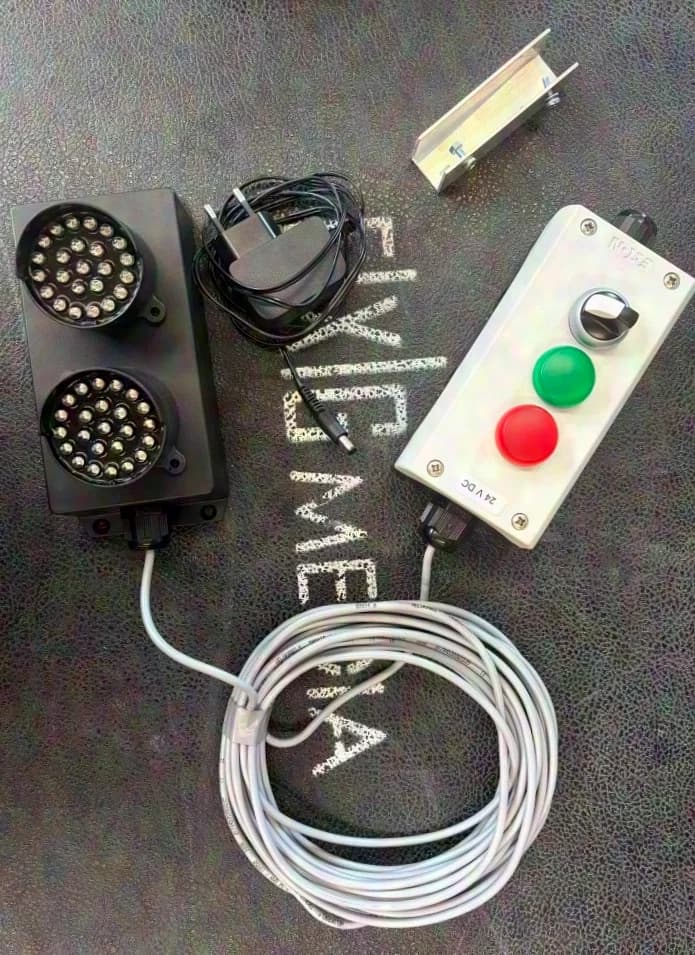EPRO SYSTEMS 11x Mini-Ampel-PVC 24V-DC (1x Gehäuse angebrochen)