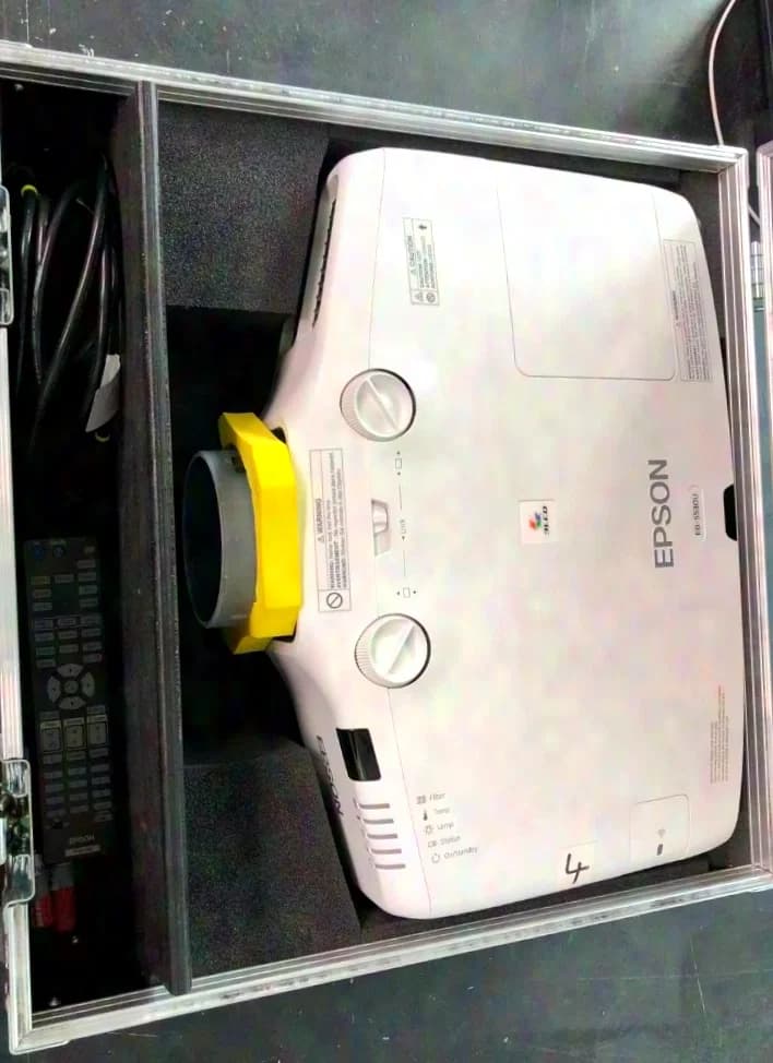 EPSON - EB-5530U - 3LCD, 5.500 Lumen Full-HD WUXGA Projektor - inkl. Case