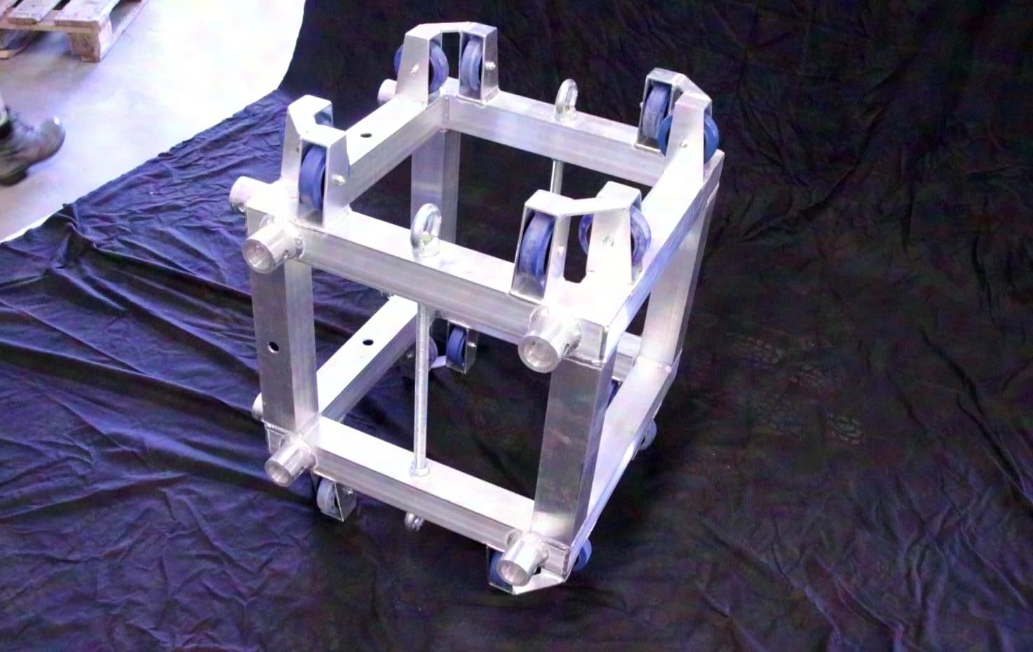 EUROTRUSS HD 44 Traverse Sleeveblock 3 Abgänge auf ST 50 silber - guter Zustand!
