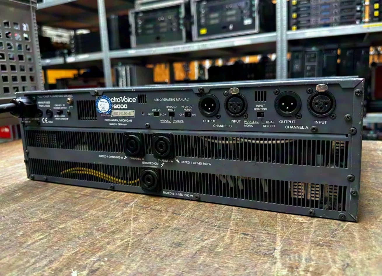Electro Voice EV P2000 Endstufe