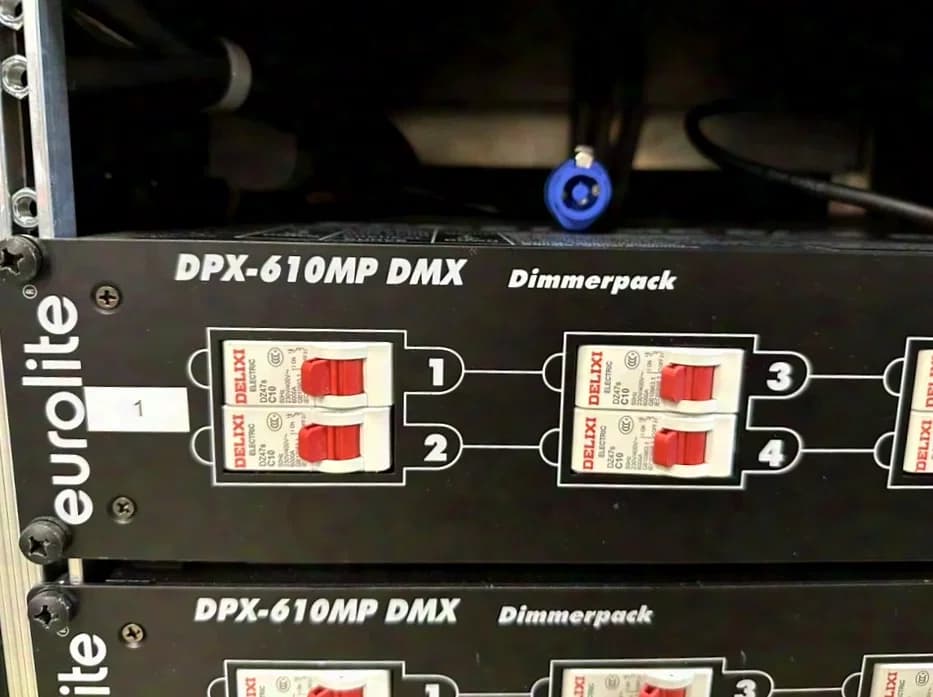 Eurolite Connex Dimmerrack mit 4 Dimmerpacks Connex Hotpatch 24/48 und Schubladen Patchkabel usw.