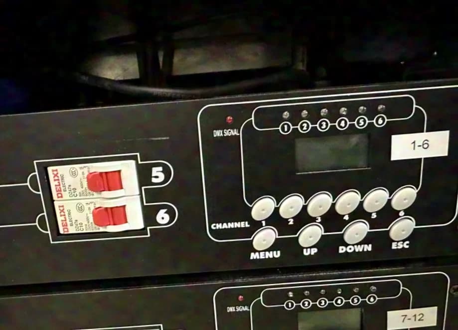 Eurolite Connex Dimmerrack mit 4 Dimmerpacks Connex Hotpatch 24/48 und Schubladen Patchkabel usw.