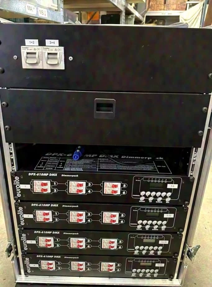 Eurolite Connex Dimmerrack mit 4 Dimmerpacks Connex Hotpatch 24/48 und Schubladen Patchkabel usw.