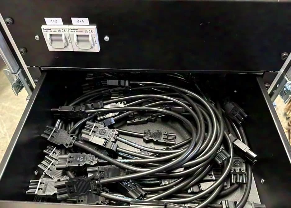 Eurolite Connex Dimmerrack mit 4 Dimmerpacks Connex Hotpatch 24/48 und Schubladen Patchkabel usw.