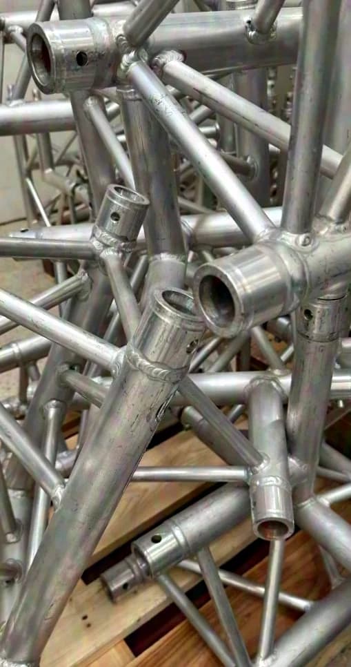 Expotruss X3K-30 C34 3-Weg 90° Ecke 3-Punkt-Traverse / Silber / Spitze unten links
