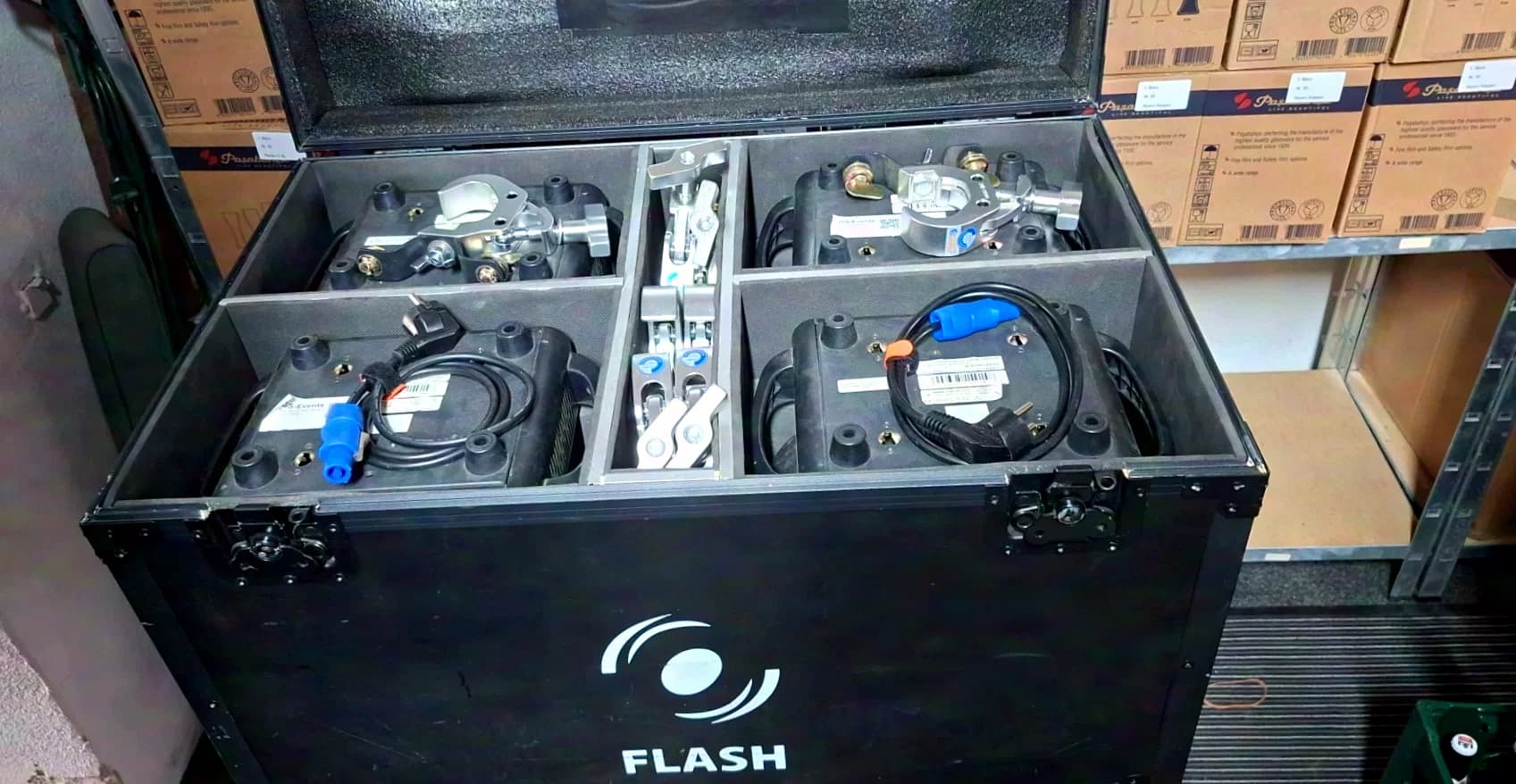 Flash Butrym Moving Head Wash 19x15W RGBW Zoom inkl. Case 4er Set
