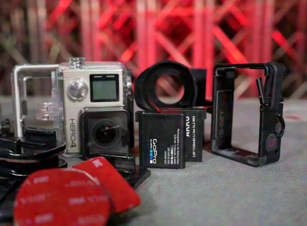 GoPro Hero 4 Weitwinkel-Kamera inkl. Wasserdichten Gehäuse und Zubehör