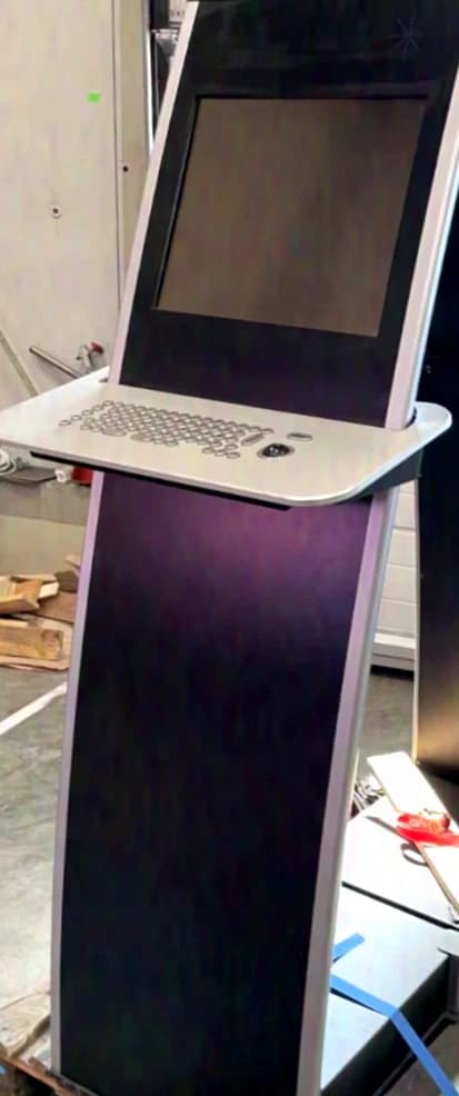 INFOTERMINAL Infoterminal mit 19" Touch-Display und Tastatur / mit Kopfhörerverteiler