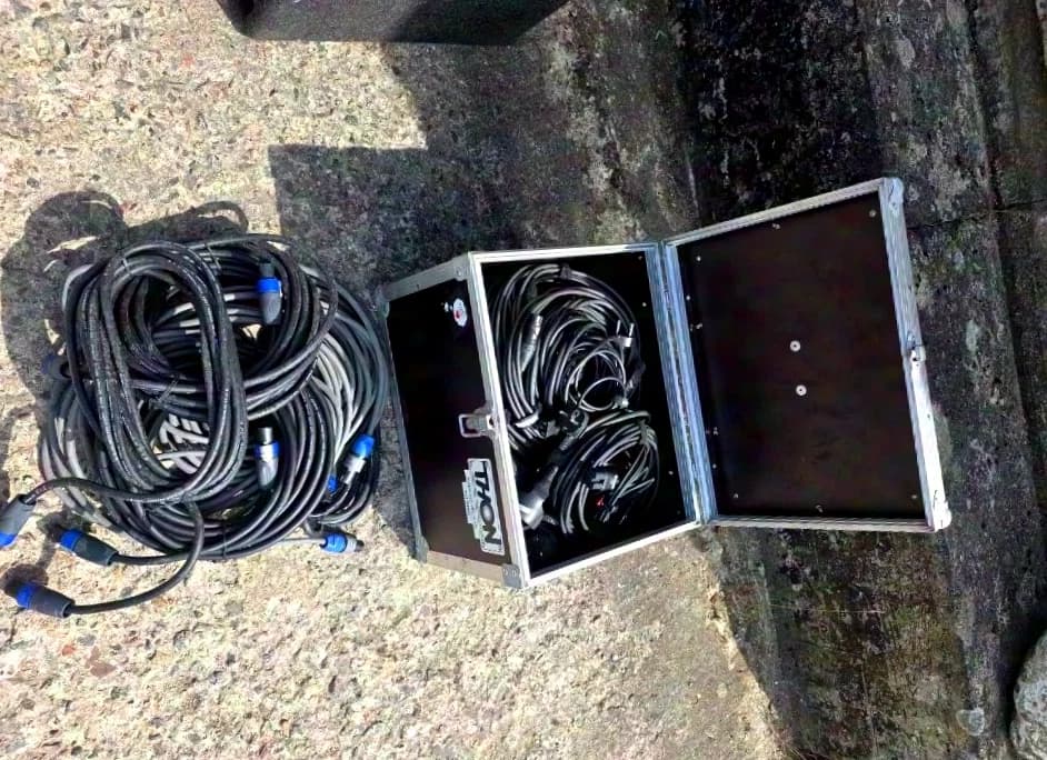 JBL und KME Komplettanlage mit Verstärker, DJ-Pult und Zubehör