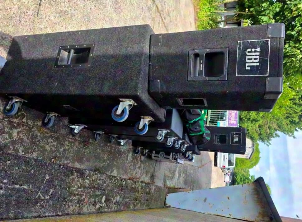 JBL und KME Komplettanlage mit Verstärker, DJ-Pult und Zubehör