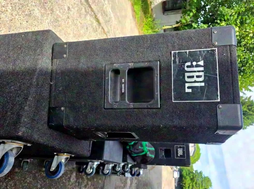 JBL und KME Komplettanlage mit Verstärker, DJ-Pult und Zubehör
