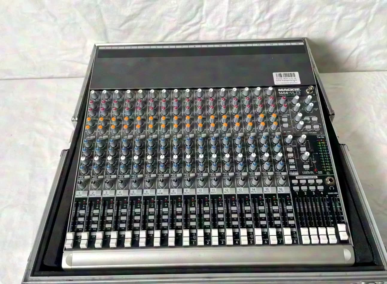 MACKIE 1604 VLZ3 - 16 Kanal Analog Mixer inkl. Roadcase